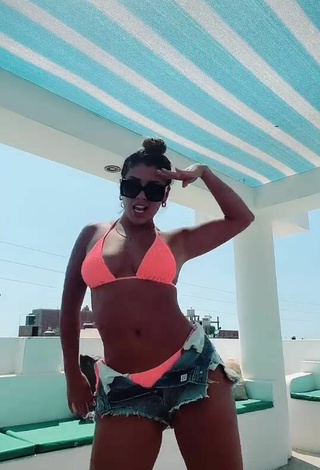 Seductive Yahaira Plasencia Shows Cleavage in Pink Bikini Top while Twerking