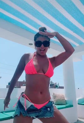 Sweet Yahaira Plasencia Shows Cleavage in Cute Pink Bikini Top while Twerking