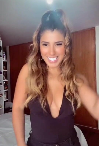 4. Hot Yahaira Plasencia Shows Cleavage in Black Top without  Brassiere