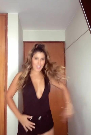 2. Sexy Yahaira Plasencia Shows Cleavage in Black Top without  Brassiere