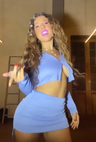 3. Sexy Yahaira Plasencia Shows Cleavage in Blue Crop Top Braless
