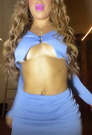 6. Sexy Yahaira Plasencia Shows Cleavage in Blue Crop Top Braless