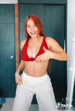 3. Seductive Yeimy Serrano Shows Cleavage in Red Crop Top