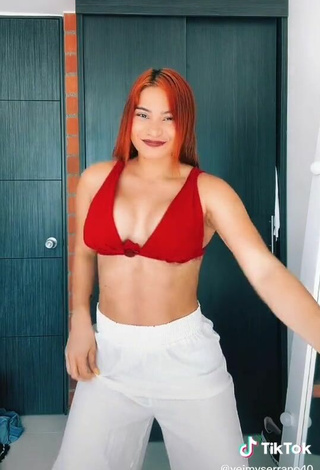 4. Seductive Yeimy Serrano Shows Cleavage in Red Crop Top