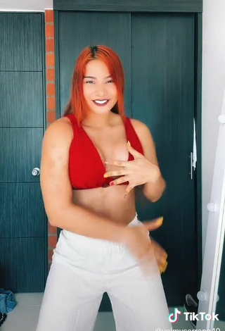 6. Seductive Yeimy Serrano Shows Cleavage in Red Crop Top