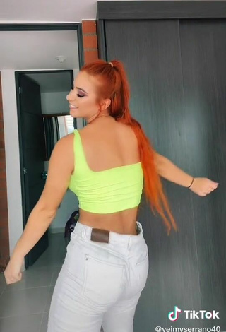 4. Sexy Yeimy Serrano Shows Cleavage in Lime Green Crop Top