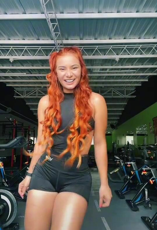 Sexy Yeimy Serrano Shows Butt in the Sports Club