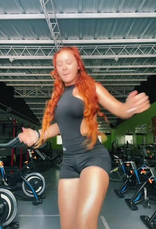 4. Sexy Yeimy Serrano Shows Butt in the Sports Club
