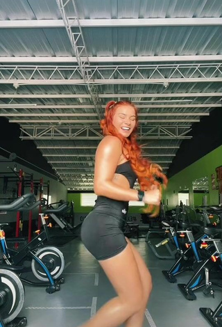 5. Sexy Yeimy Serrano Shows Butt in the Sports Club