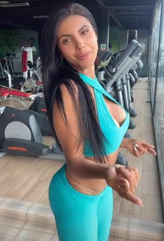 3. Hot Yesli Gómez Shows Cleavage in Turquoise Sport Bra in the Sports Club