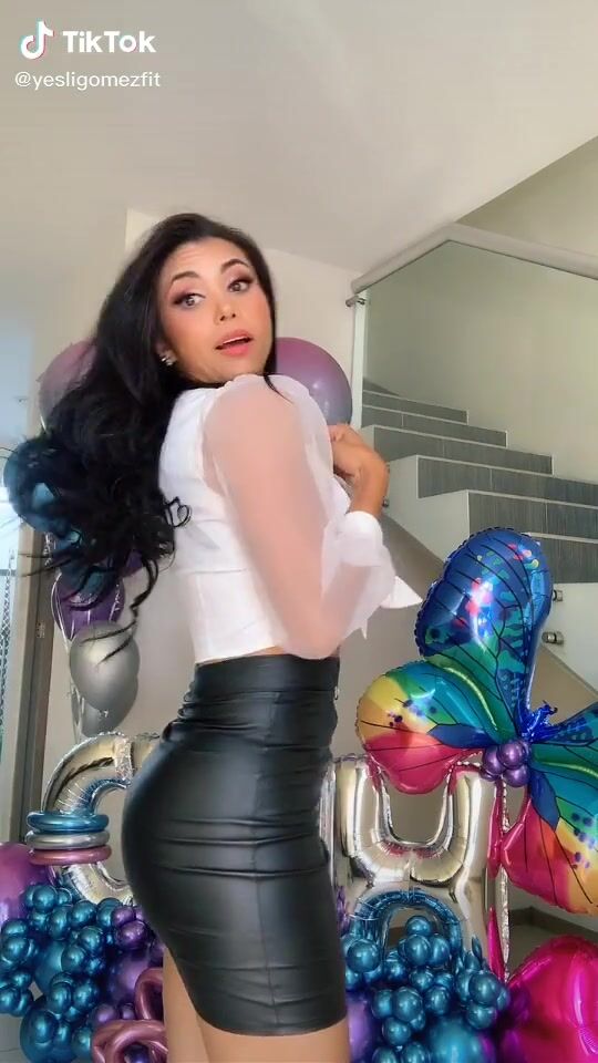 Yesli Gómez Looks Amazing in White Crop Top | sexyfilter.com