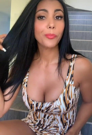Gorgeous Yesli Gómez Shows Cleavage in Alluring Dress
