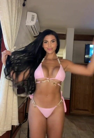 1. Cute Yesli Gómez Shows Cleavage in Pink Bikini and Bouncing Breasts