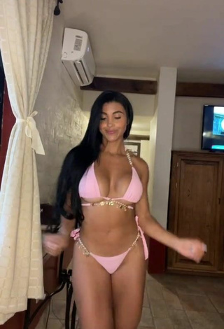 2. Cute Yesli Gómez Shows Cleavage in Pink Bikini and Bouncing Breasts