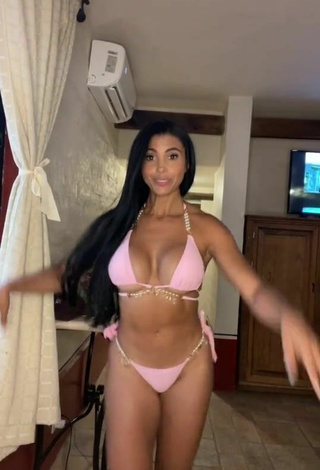 3. Cute Yesli Gómez Shows Cleavage in Pink Bikini and Bouncing Breasts