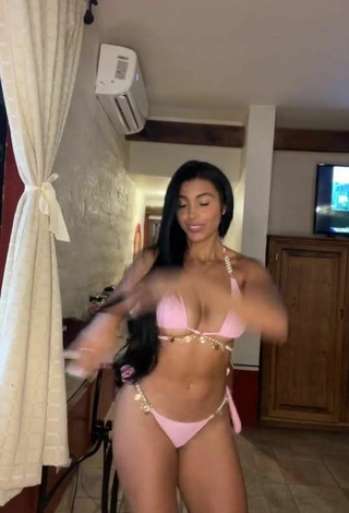 6. Cute Yesli Gómez Shows Cleavage in Pink Bikini and Bouncing Breasts