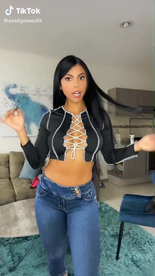 Pretty Yesli G Mez Shows Cleavage In Crop Top Sexyfilter Com