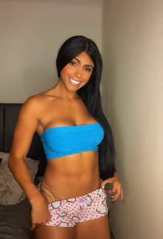 Sexy Yesli Gómez Shows Cleavage in Blue Tube Top