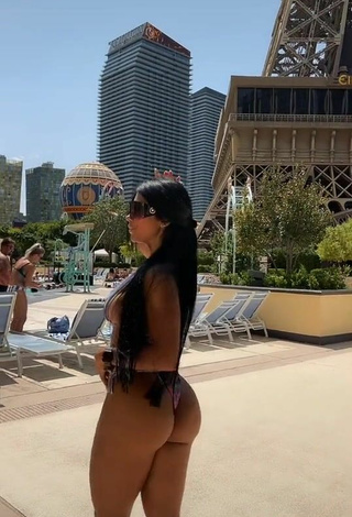 6. Sexy Yesli Gómez Shows Butt