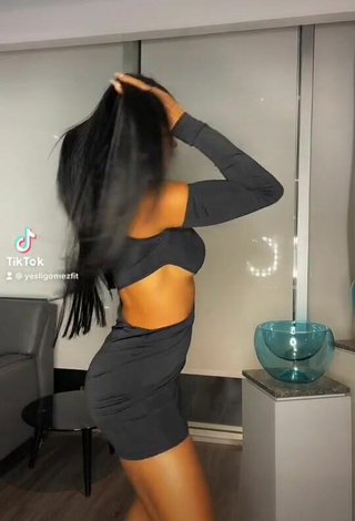 Sexy Yesli Gómez Shows Cleavage in Black Dress