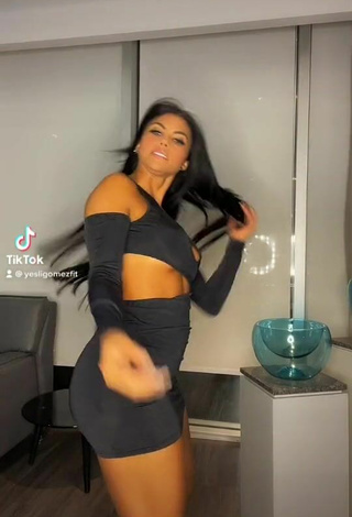 2. Sexy Yesli Gómez Shows Cleavage in Black Dress