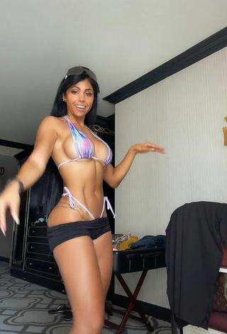 2. Cute Yesli Gómez Shows Cleavage in Bikini Top