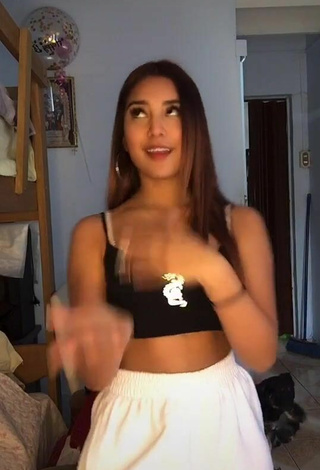 2. Wonderful Yess Shows Cleavage in Crop Top