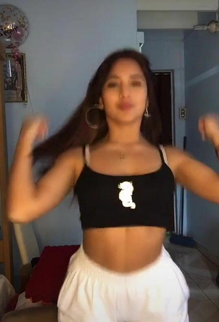5. Pretty Yess Shows Cleavage in Crop Top and Bouncing Boobs