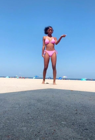 2. Sexy Zoe Olivia Shows Cleavage in Pink Bikini