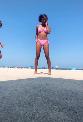 4. Sexy Zoe Olivia Shows Cleavage in Pink Bikini