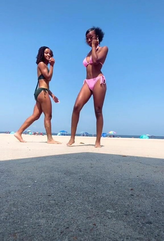 5. Sexy Zoe Olivia Shows Cleavage in Pink Bikini