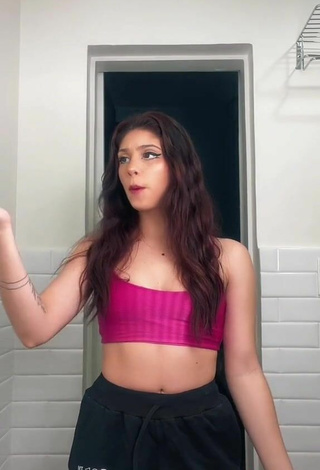 3. Sexy Amanda C Shows Cleavage in Pink Crop Top