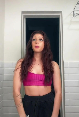 6. Sexy Amanda C Shows Cleavage in Pink Crop Top