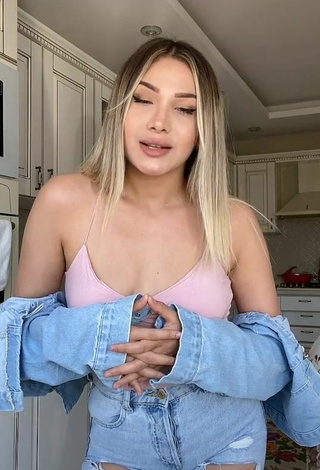 Hot aleynabbozz Shows Cleavage in Top
