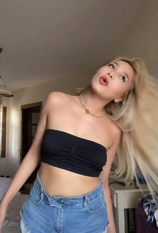 2. Sexy aleynabbozz Shows Cleavage in Black Tube Top