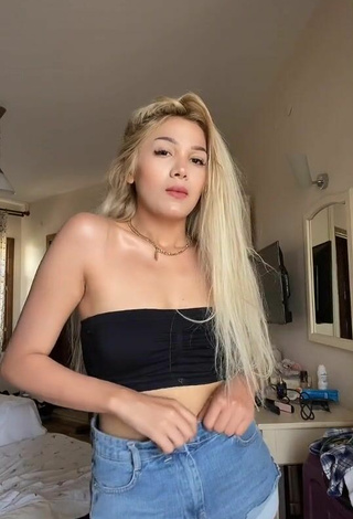 4. Sexy aleynabbozz Shows Cleavage in Black Tube Top