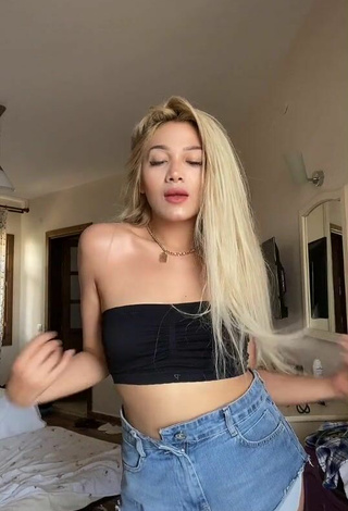 6. Sexy aleynabbozz Shows Cleavage in Black Tube Top