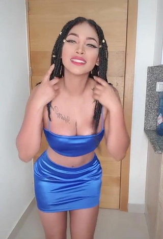 4. Beautiful Aliany García Shows Cleavage in Sexy Blue Crop Top