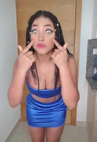 6. Beautiful Aliany García Shows Cleavage in Sexy Blue Crop Top