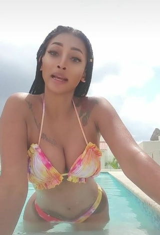 3. Fine Aliany García Shows Cleavage in Sweet Bikini Top at the Swimming Pool