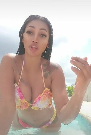 5. Fine Aliany García Shows Cleavage in Sweet Bikini Top at the Swimming Pool
