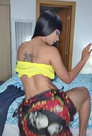2. Sexy Aliany García in Yellow Tube Top while Twerking