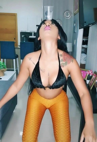 Erotic Aliany García in Leggings