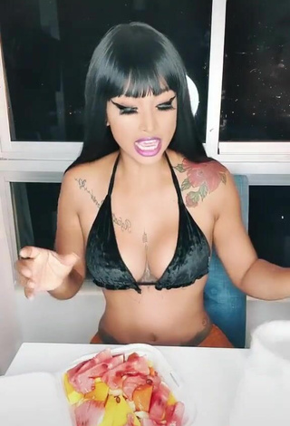6. Erotic Aliany García Shows Cleavage in Black Bikini Top