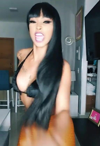 4. Hot Aliany García Shows Butt
