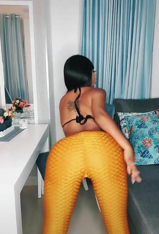Sexy Aliany García Shows Butt while Twerking