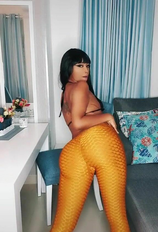 2. Sexy Aliany García Shows Butt while Twerking