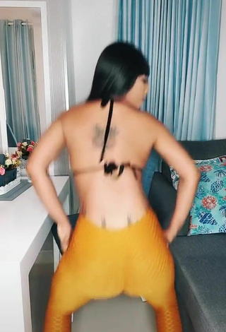 4. Sexy Aliany García Shows Butt while Twerking