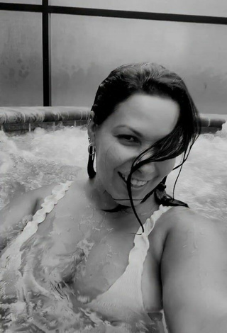 5. Sexy arysbella_1 Shows Cleavage in Bikini Top at the Swimming Pool