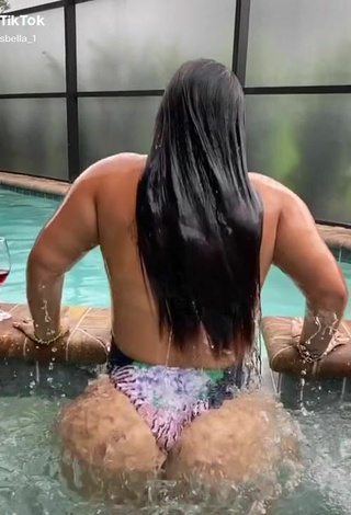 1. Amazing arysbella_1 Shows Big Butt at the Swimming Pool